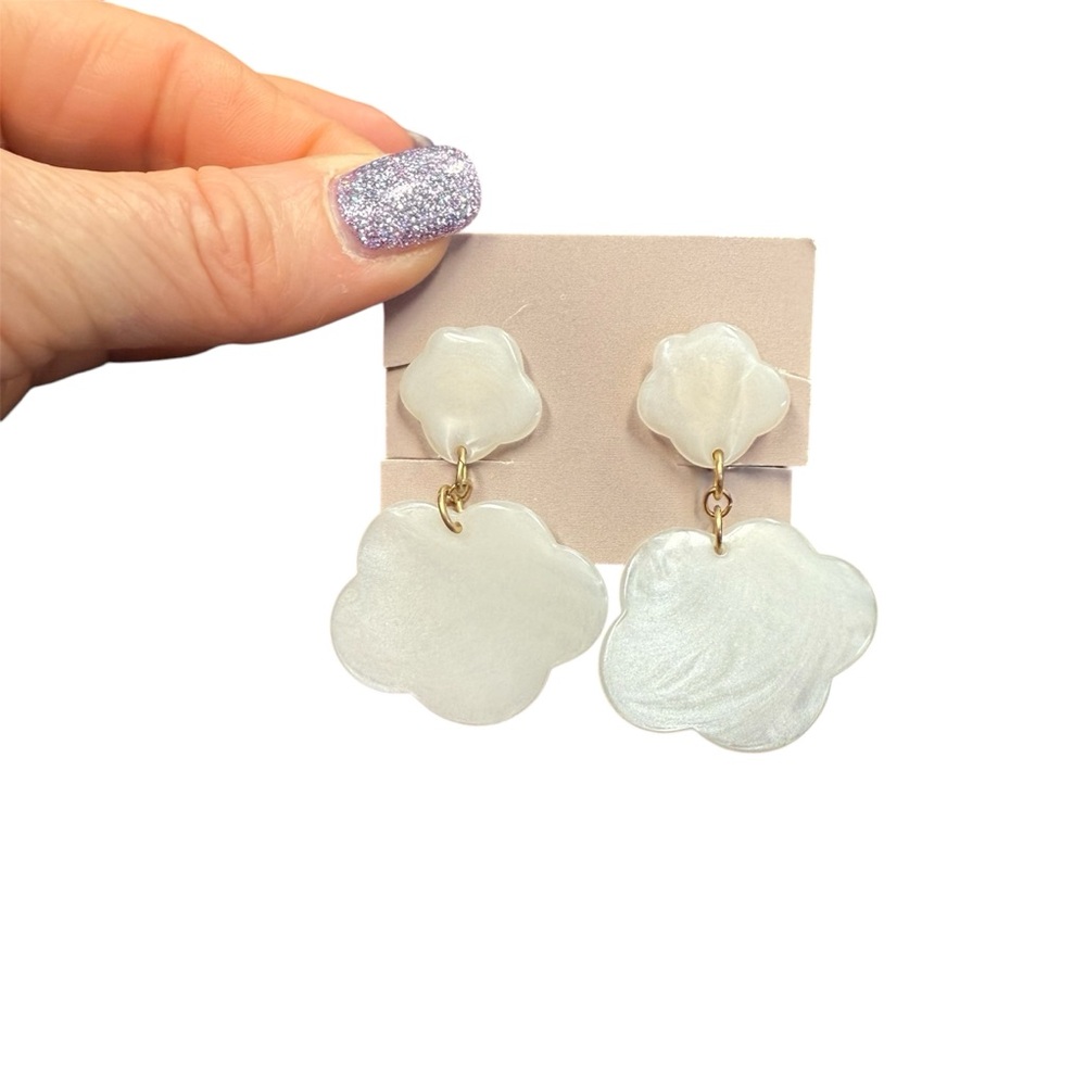 Avon “Pearlized Cloud Shaped” White clip Earrings. NIB vintage 1988